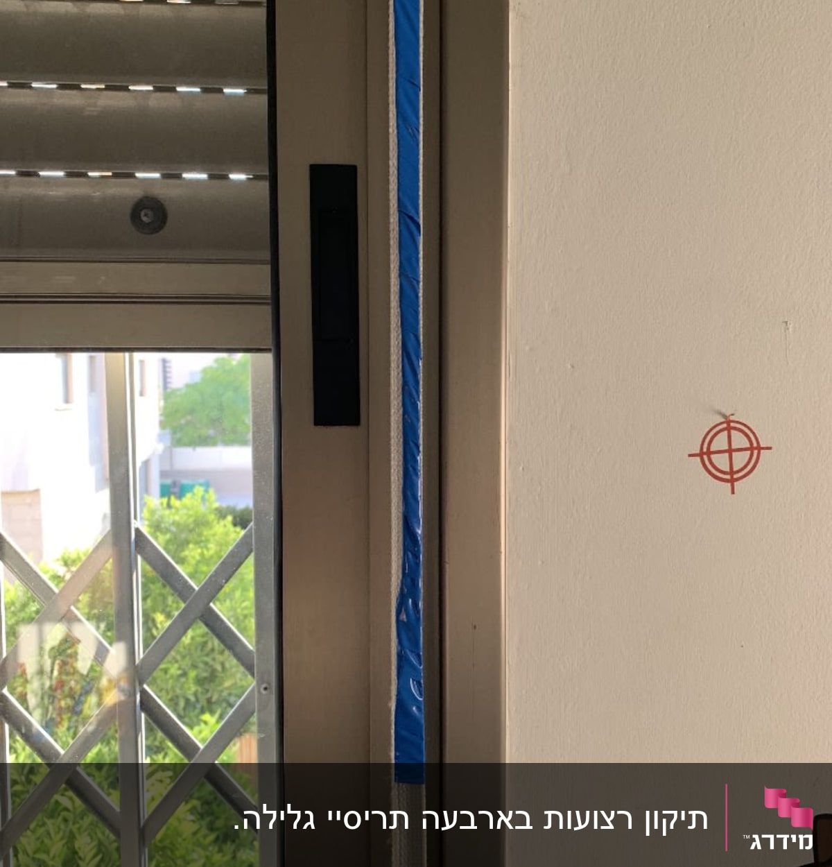 תריסים אפורים עם ידית שחורה על חלון